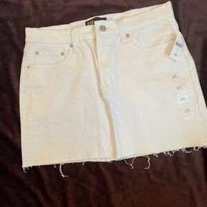 NWT- GAP white denim skirt with frayed hem- sz 6/28